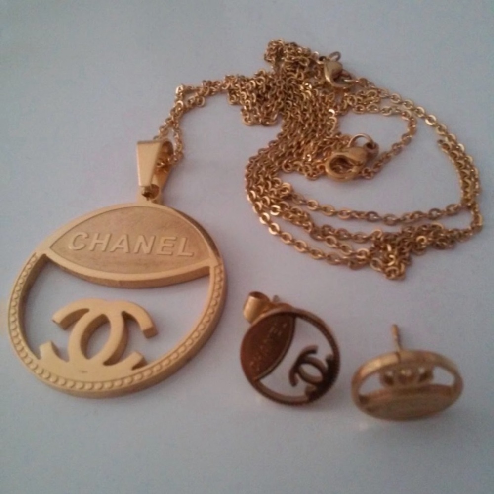 Fashion Jewelry, Stainless Steel Gold Pendant Necklace.Includes: Pendant & Chain